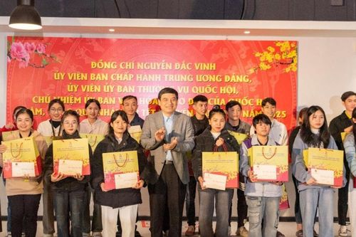 Chủ nhiệm Ủy ban Văn hóa, Giáo dục của Quốc hội tặng quà công nhân lao động tỉnh Nghệ An