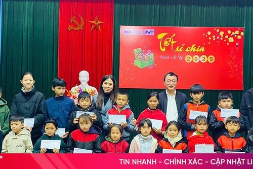 Trao 112 suất quà tết cho học sinh nghèo thị xã Kỳ Anh