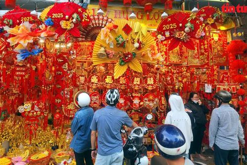TP Hồ Chí Minh: Đường Hải Thượng Lãn Ông rực rỡ sắc màu của đồ trang trí Tết
