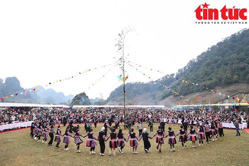 Lễ hội Gầu Tào tôn vinh văn hóa người Mông tại Hòa Bình