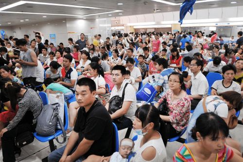 Dịch cúm A bùng phát ở Trung Quốc: Các phòng khám quá tải, giá thuốc bị đẩy cao