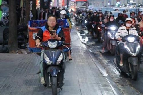 Cũng đi xe máy lên vỉa hè nhưng những trường hợp này không bị phạt 6 triệu đồng