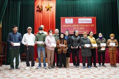 Báo Công Thương cùng Tập đoàn Vingroup trao quà tặng hộ nghèo tại Thái Bình