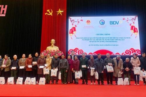 Trao 600 suất quà tết cho người dân có hoàn cảnh đặc biệt khó khăn