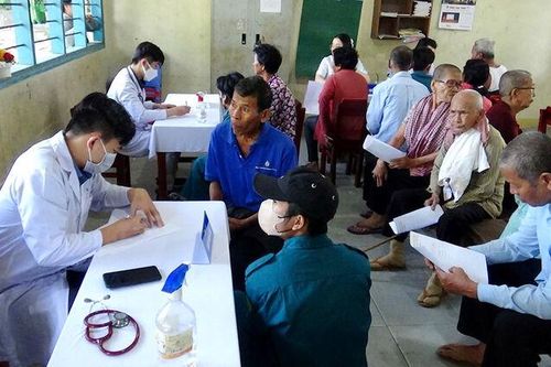 Khám bệnh, cấp phát thuốc và tặng quà cho bà con đồng bào dân tộc Khmer xã An Tức