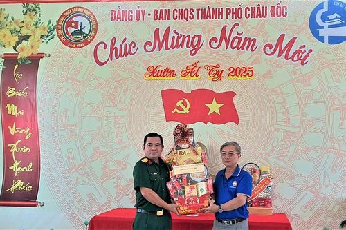 Lãnh đạo TP. Châu Đốc khảo sát, thăm, tặng quà các chốt biên giới