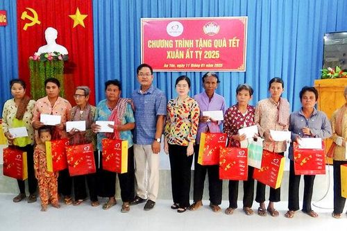 Trao 350 phần quà Tết cho bà con đồng bào Khmer xã An Tức và Ô Lâm