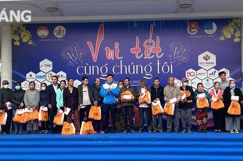 Hội Doanh nhân trẻ trao 700 suất quà Tết cho người dân khó khăn