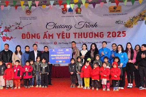 Tặng quà tết cho học sinh, người nghèo xã Trung Thu, huyện Tủa Chùa