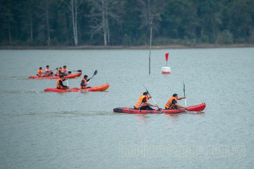 Trên 40 đội tham gia Giải đua thuyền Kayak