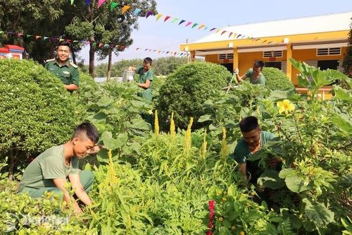 Chăm lo chu đáo cho bộ đội đón Tết