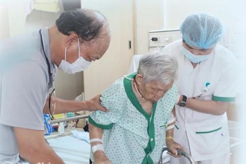 Điều trị gãy xương ở người lớn tuổi