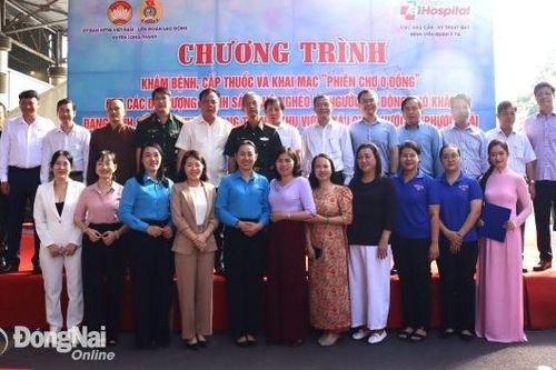 Chủ tịch UBND tỉnh Võ Tấn Đức tặng quà, chúc Tết tại huyện Long Thành