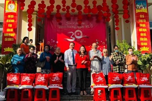 Trao tặng 200 phần quà Tết cho bà con có hoàn cảnh khó khăn trên địa bàn thành phố Biên Hòa