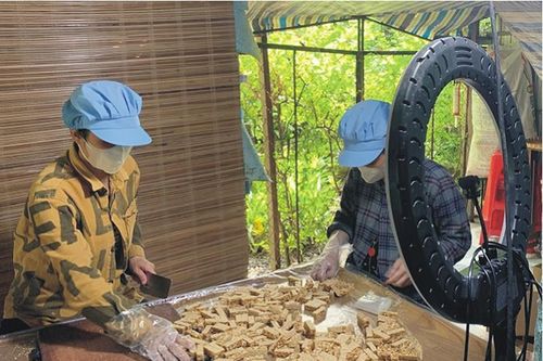 Các cơ sở tăng cường sản xuất sản phẩm phục vụ thị trường Tết