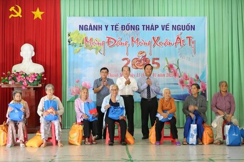 Ngành y tế họp mặt về nguồn mừng Đảng - mừng Xuân