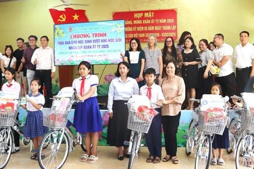 Trao 110 suất quà cho học sinh và người dân có hoàn cảnh khó khăn