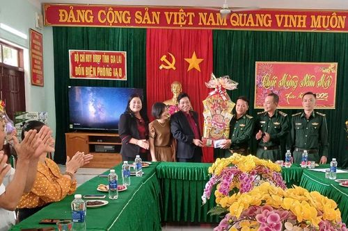 Lãnh đạo huyện Chư Păh thăm, tặng quà Tết Đồn Biên phòng Ia O huyện Ia Grai