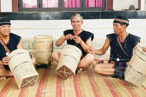 Dân làng Kgiang giữ 'lửa' nghề truyền thống