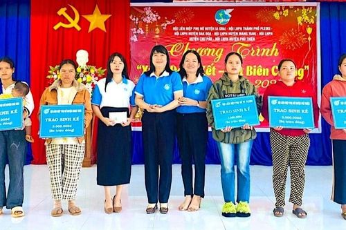 Chương trình 'Xuân đoàn kết-Tết biên cương' tại xã Ia O