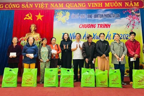Phường Tây Sơn trao hơn 190 suất quà Tết cho hộ khó khăn và đối tượng yếu thế