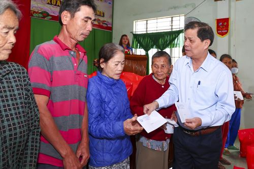 Đoàn Khối Doanh nghiệp tỉnh trao 100 phần quà Tết cho các hộ dân và học sinh có hoàn cảnh khó khăn ở Ninh Hòa