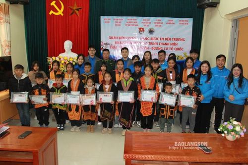 Nhiều hoạt động tại chương trình Xuân biên cương - Nâng bước em đến trường