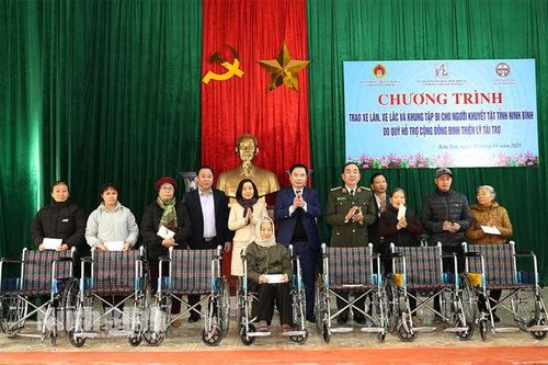 Trao tặng xe lăn, quà Tết cho người khuyết tật và gia đình chính sách