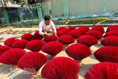 'Giữ lửa' cho nghề làm hương truyền thống