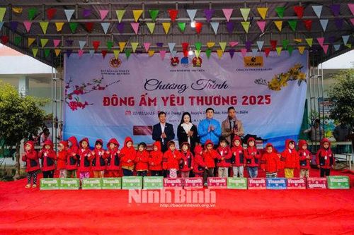 'Đông ấm yêu thương' - sưởi ấm vùng cao Tủa Chùa