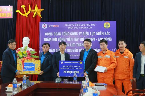 Công đoàn Tổng Công ty Điện lực miền Bắc thăm hỏi, tặng quà cán bộ công nhân viên Điện lực Hạ Hòa và Thanh Sơn