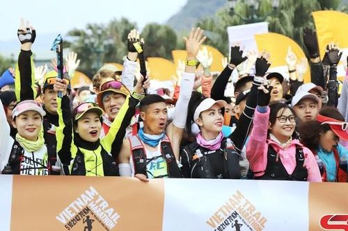 Các vận động viên hào hứng tranh tài tại Giải chạy Marathon đường mòn Việt Nam năm 2025