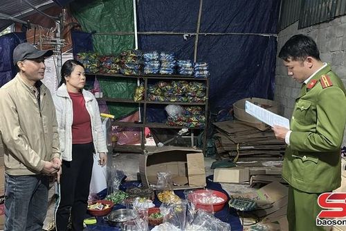 Thu giữ hàng trăm hộp mứt tết không rõ nguồn gốc, xuất xứ