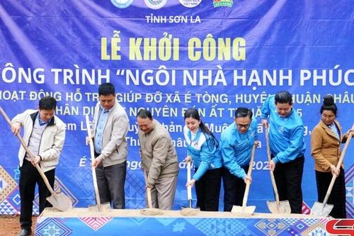 Chương trình Xuân ấm trên vùng cao É Tòng