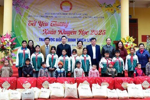 Chương trình Tết yêu thương - Xuân khuyến học năm 2025 cho học sinh có hoàn cảnh khó khăn của huyện Hàm Yên