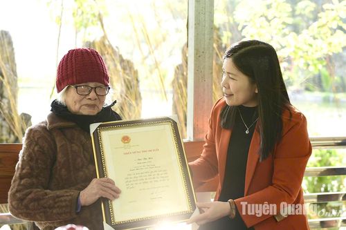Phó Chủ tịch HĐND tỉnh Lê Thị Thanh Trà thăm, tặng quà Tết gia đình chính sách, người cao tuổi tại Yên Sơn