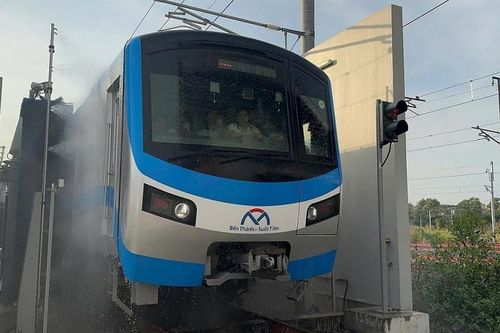 Thành phố Hồ Chí Minh: Tàu metro số 1 được rửa tự động, chỉ 15 phút mỗi đoàn