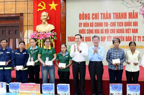 Chủ tịch Quốc hội Trần Thanh Mẫn thăm, tặng quà Tết gia đình chính sách, hộ nghèo, công nhân, người lao động tại Trà Vinh