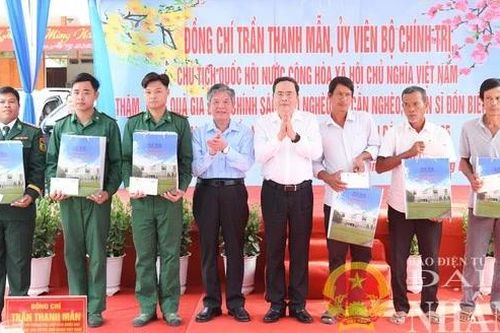 Chủ tịch Quốc hội Trần Thanh Mẫn thăm, tặng quà Tết đồng bào, chiến sĩ tại huyện Cầu Ngang, Trà Vinh