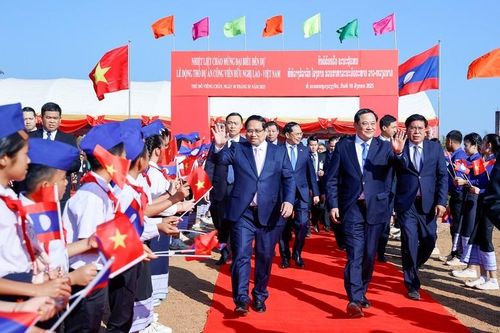 Dành ưu tiên cao nhất cho việc củng cố và phát triển quan hệ Việt - Lào