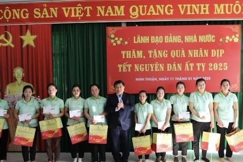 Bộ Kế hoạch và Đầu tư thăm hỏi đối tượng chính sách ở Ninh Thuận