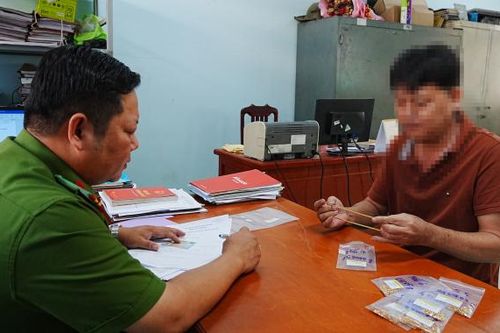 Công an thành phố Mỹ Tho trao trả tài sản bị cướp cho chủ tiệm vàng