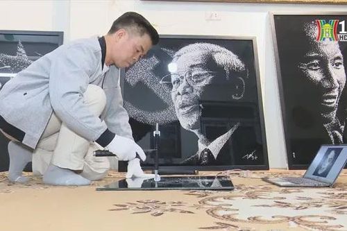 Họa sĩ đập kính thành tranh