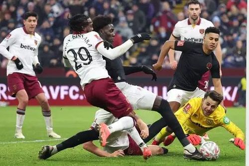 Aston Villa ngược dòng thắng West Ham tại Fa Cup