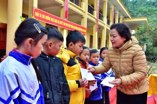 Tuyên Quang thực hiện chương trình Tết yêu thương - Xuân khuyến học 2025 dành cho học sinh Hàm Yên