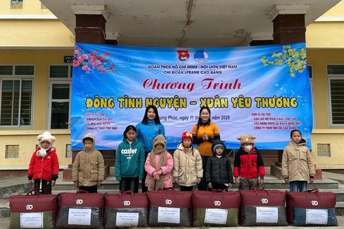 Tặng quà Tết cho hộ nghèo, học sinh có hoàn cảnh khó khăn tại xã Trung Phúc (Trùng Khánh)