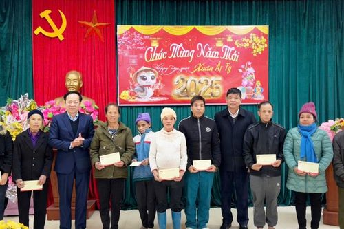 Đoàn công tác Ủy ban MTTQ tỉnh tặng quà tết cho hộ nghèo xã Thái Cường (Thạch An)