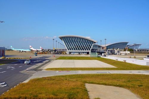 Vì sao sân bay thường được xây xa thành phố?