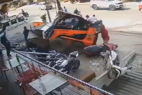 Máy xúc không người lái băng sang đường tông loạt phương tiện