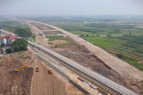 'Đẩy nhanh tiến độ các dự án trọng điểm là nhiệm vụ then chốt'